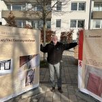 Christoph Schlott präsentiert die Bauzaun-Ausstellung